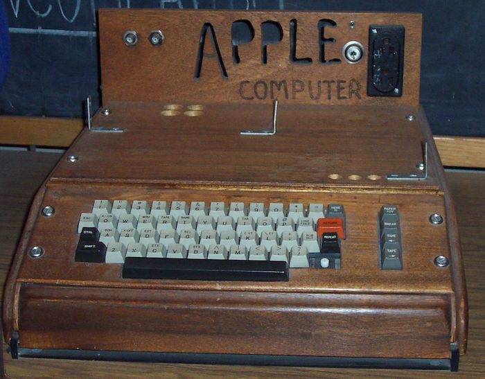 史蒂夫·沃兹尼亚克（Steve Wozniak）设计的 Apple I 电脑