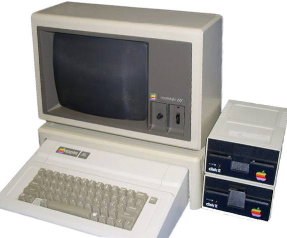 史蒂夫·沃兹尼亚克（Steve Wozniak）设计的 Apple II 电脑