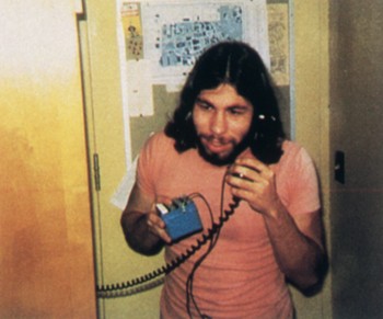 史蒂夫·沃兹尼亚克（Steve Wozniak）和他发明的蓝盒子电话盗打机