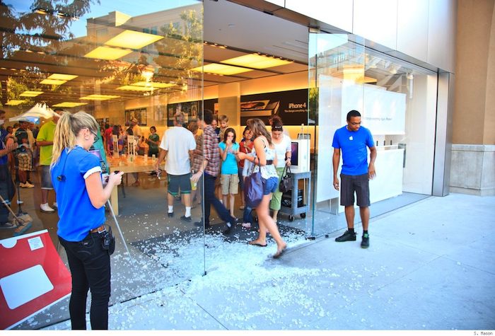 盐湖城苹果Apple Store被抢劫，店门被打碎