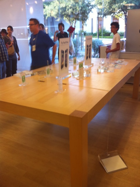 达拉斯苹果Apple Store的 iPhone 4体验区被抢劫后的照片