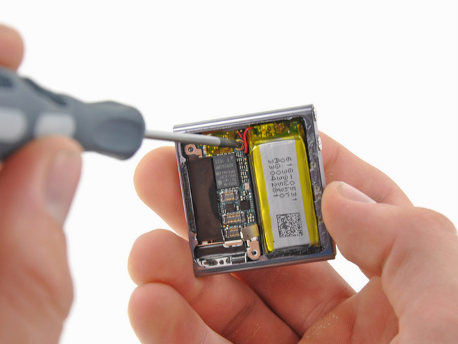 第六代苹果 iPod nano 的主板固定螺丝