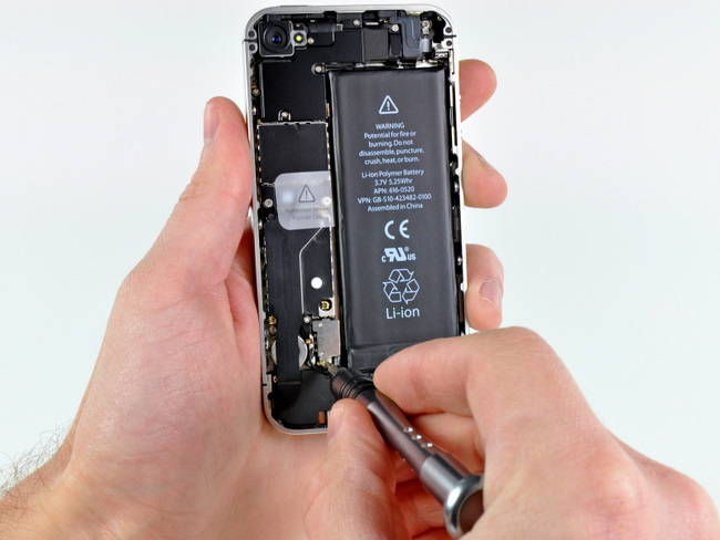 卸下 CDMA 版苹果 iPhone 4 手机电池旁的螺丝