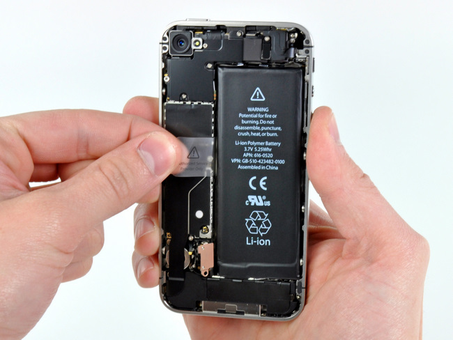 卸下 CDMA 版苹果 iPhone 4 手机电池