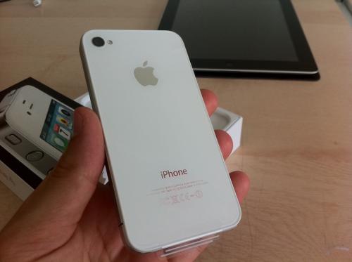 白色苹果 iPhone 4 背面照片
