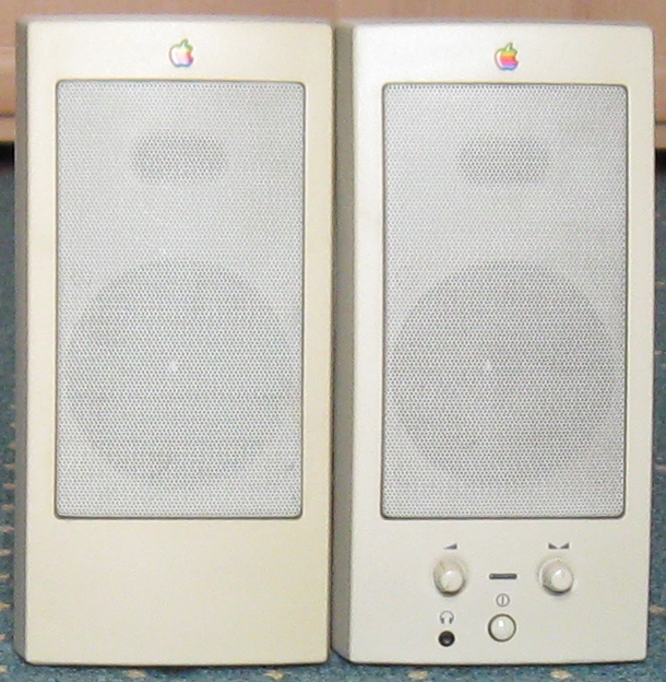 随 PowerCD 播放器发布的苹果 Powered Speakers 音箱