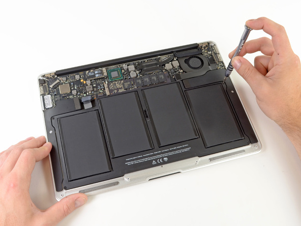 拆下 2012 款苹果 MacBook Air 笔记本电脑电池固定螺丝