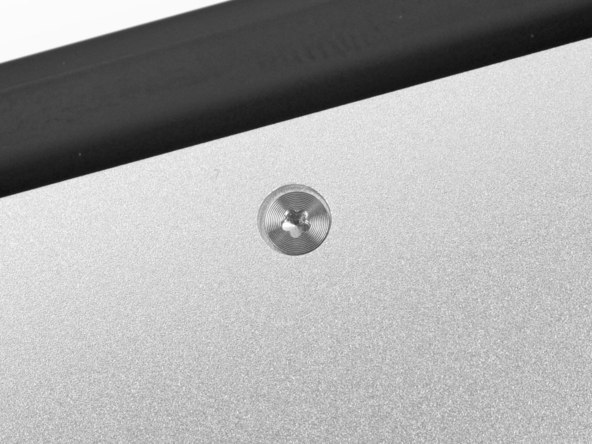 2012 款 Retina 屏苹果 MacBook Pro 笔记本底盖的 Pentalobe 螺丝