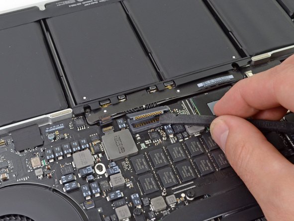 2012 款 Retina 屏苹果 MacBook Pro 笔记本电池与主板间的排线