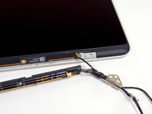 2012 款 Retina 屏苹果 MacBook Pro 笔记本电脑的屏幕拆机组图