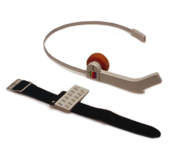 苹果公司 1985 年设计的耳麦和腕带