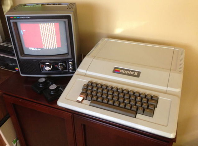 运行 Basic 的苹果 Apple II 电脑